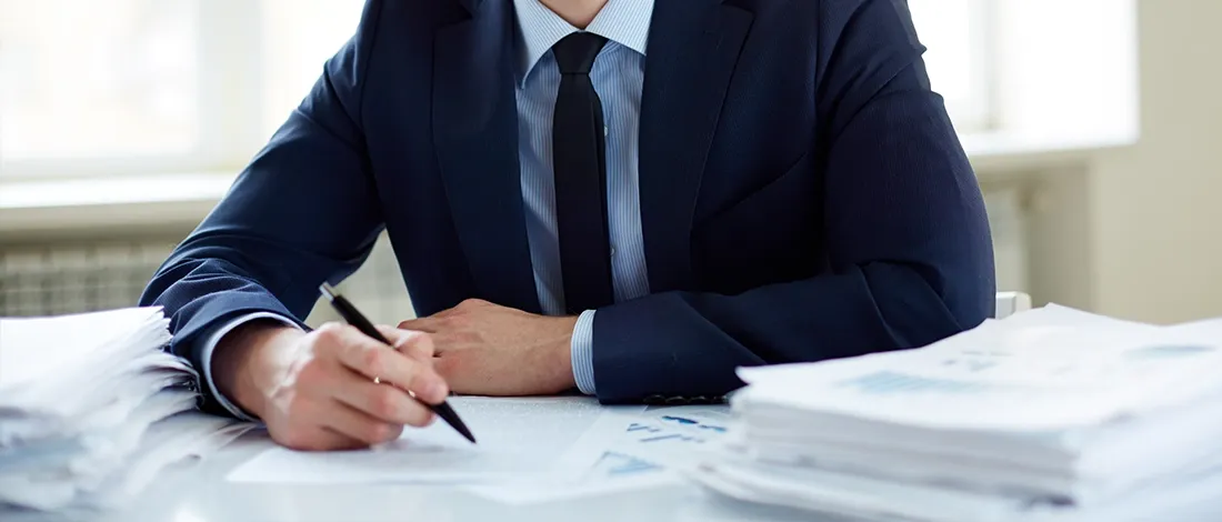 Venture Smarter | How to Change an LLC Name in Tennessee? (Simple Guide) Office worker changing an LLC name in Tennessee