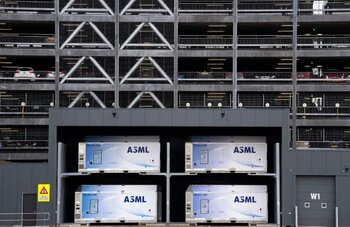 exterior_view_of_one_of_the_buildings_in_the_asml_complex_in_veldhoven_netherlands